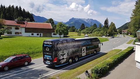 Servus, Tirol: Der Mannschaftsbus des TSV 1860 setzt wieder sich in Richtung München in Bewegung, im Hintergrund der Zahme Kaiser.