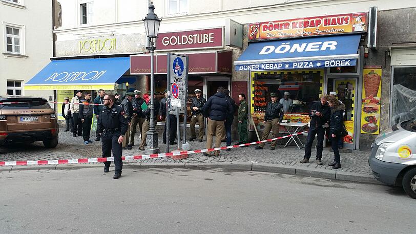 Die Goldstube am Viktualienmarkt &ndash; Polizisten sperren den Tatort ab.