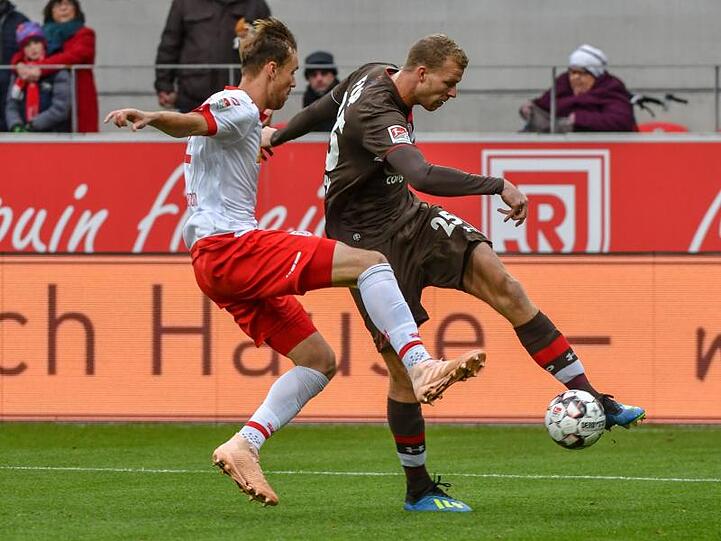Asger Sörensen von Regensburg und Henk Veerman von St. Pauli (r.) kämpfen um den Ball. Foto: Armin Weigel