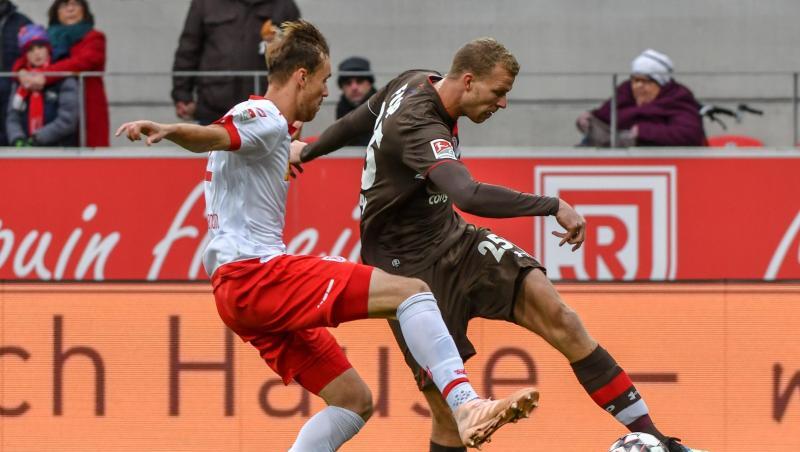 Asger Sörensen von Regensburg und Henk Veerman von St. Pauli (r.) kämpfen um den Ball. Foto: Armin Weigel Asger Sörensen von Regensburg und Henk Veerman von St. Pauli (r.) kämpfen um den Ball. Foto: Armin Weigel