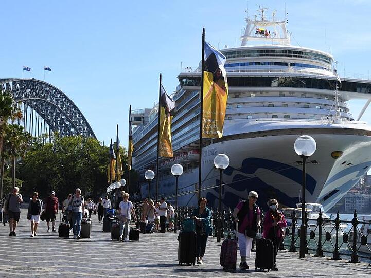 Passagiere verlassen Mitte März in Sydney die "Ruby Princess".
