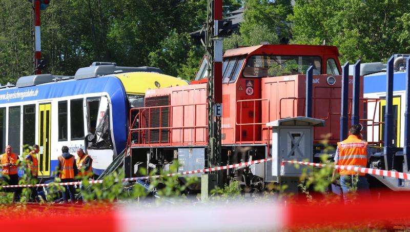Bahnmitarbeiter stehen vor einem Personenzug und einem Güterzug nahe des Aichacher Bahnhofs. Foto: Karl-Josef Hildenbrand/Archiv