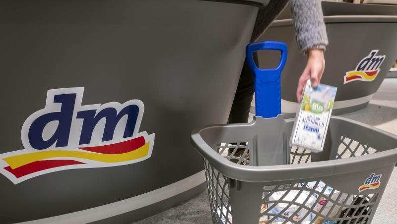 Die Drogeriemarktkette dm führt Abholstationen für Onlineshopper ein.