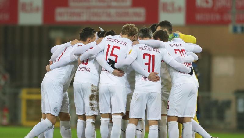 Holstein Kiel hat gute Aussichten das Viertelfinale im DFB-Pokal zu erreichen: Die Spieler stimmen sich ein.