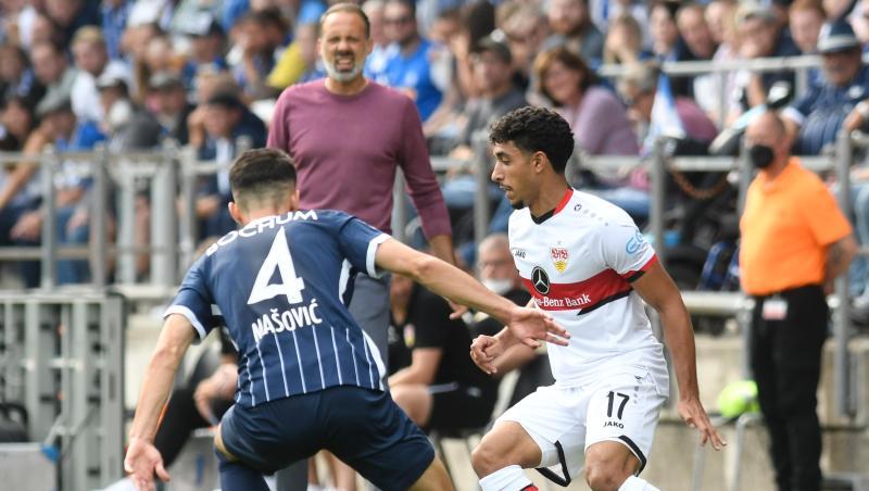Stuttgarts Omar Marmoush (r) versucht sich im 1:1-Duell an der Seitenlinie gegen Bochums Erhan Masovic durchzusetzen.