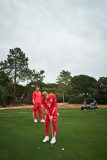 Mit Golf und Paddel-Tennis: Die Bayern-Stars genießen ihren freien Dienstagnachmittag im Trainingslager.