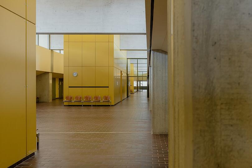 Ein gelber Flur, robust gebaut von Architekt Peter Kaup.