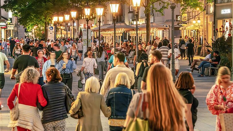 Die Sendlinger Straße kann an einem Sommertag gut besucht sein. Doch die neuesten Passantenzahlen zeigen, dass hier deutlich weniger los ist als 2023.