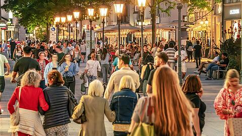 Die Sendlinger Straße kann an einem Sommertag gut besucht sein. Doch die neuesten Passantenzahlen zeigen, dass hier deutlich weniger los ist als 2023.