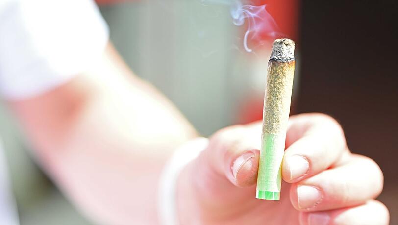 Junge Erwachsene greifen einer neuen Studie zufolge häufiger zu Cannabis als früher. (Illustration)