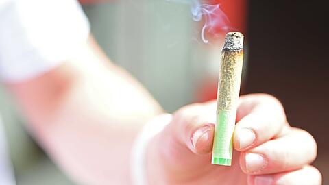 Junge Erwachsene greifen einer neuen Studie zufolge häufiger zu Cannabis als früher. (Illustration)