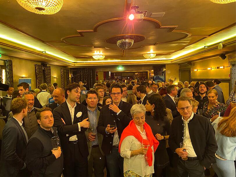Entsetzen in den Gesichtern der CSU bei der Wahlparty im Park Caf&eacute;, als die ersten Ergebnisse zur OB-Wahl kommen.