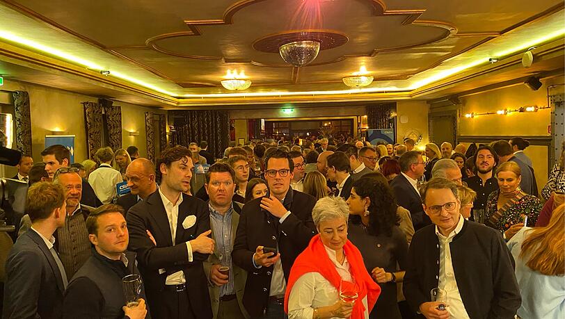 Entsetzen in den Gesichtern der CSU bei der Wahlparty im Park Caf&eacute;, als die ersten Ergebnisse zur OB-Wahl kommen.