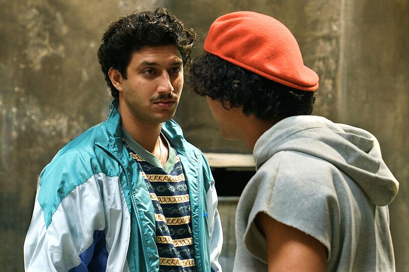 Die Br&uuml;der Abbas (Soufiane El Mesaudi, rechts) und Ali (Tareq Nassery) schlagen sich im Berlin-Neuk&ouml;lln der 90er-Jahre durch.