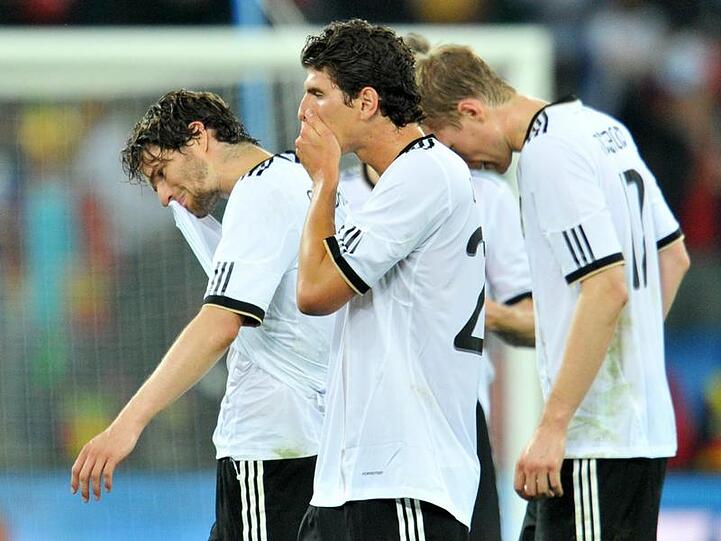 Arne Friedrich, Mario Gomez und Per Mertesacker (v.l.) wollen nur noch in den Urlaub.