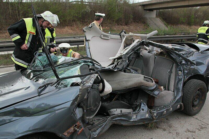 Ein 70 Jahre alter Autofahrer ist am Donnerstag bei einem Unfall auf der Autobahn 94 nahe Poing in Oberbayern ums Leben gekommen. Der Mann übersah das Ende eines Staus.