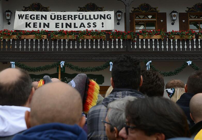 Wegen Überfüllung kein Einlass: Ein 33-Jähriger machte aus der Not eine Tugend und verkaufte verbotenerweise Wiedereintritts-Stempel hinter der Zelten