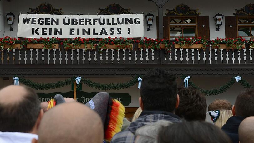 Wegen Überfüllung kein Einlass: Ein 33-Jähriger machte aus der Not eine Tugend und verkaufte verbotenerweise Wiedereintritts-Stempel hinter der Zelten Wegen Überfüllung kein Einlass: Ein 33-Jähriger machte aus der Not eine Tugend und verkaufte verbotenerweise Wiedereintritts-Stempel hinter der Zelten