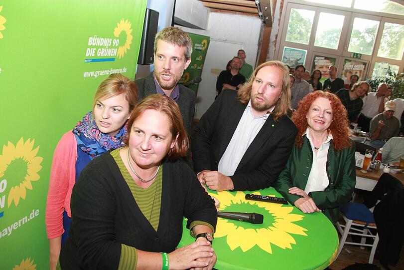 Freude schaut anders aus: Die Grünen Katharina Schulze, Theresa Schopper, Dieter Janecek, Toni Hofreiter und Margarete Bause (v.l.) im Stemmerhof.