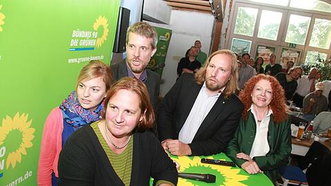 Freude schaut anders aus: Die Grünen Katharina Schulze, Theresa Schopper, Dieter Janecek, Toni Hofreiter und Margarete Bause (v.l.) im Stemmerhof.