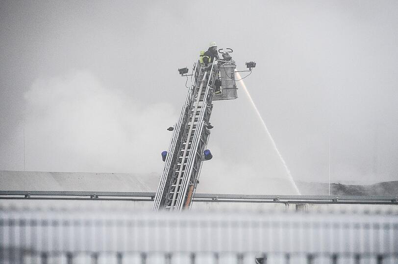 Wiesenhof-Schlachtbetrieb brennt ab: Feuer in Bogen bei Straubing. Die Feuerwehr kämpft gegen die Flammen. War es Brandstiftung?