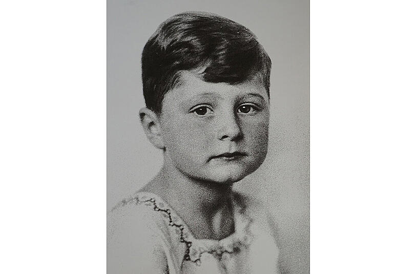 Ernst beim Fotografen: Da schaue ich sehr ernst, aber ich erinnere mich: Da waren wir in einem Fotoatelier. Hanna Kuntsch hieß die Dame, die fotografiert hat, das steht auf der Rückseite.
Damals musste man noch zwei, drei Minuten ganz stillhalten, wenn man fotografiert wurde. Das war nicht wie heute, zack, und schon ist&rsquo;s erledigt. Da hatte man noch einen riesigen Apparat, der Fotograf kroch dahinter unter eine Decke. Aber das Stillhalten ist mir nicht schwer gefallen, das habe ich schon geschafft. Nur ein bisschen ernst geschaut hat man dann halt manchmal.