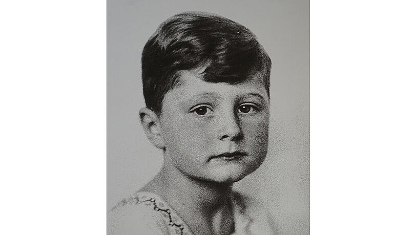 Ernst beim Fotografen: Da schaue ich sehr ernst, aber ich erinnere mich: Da waren wir in einem Fotoatelier. Hanna Kuntsch hieß die Dame, die fotografiert hat, das steht auf der Rückseite.
Damals musste man noch zwei, drei Minuten ganz stillhalten, wenn man fotografiert wurde. Das war nicht wie heute, zack, und schon ist’s erledigt. Da hatte man noch einen riesigen Apparat, der Fotograf kroch dahinter unter eine Decke. Aber das Stillhalten ist mir nicht schwer gefallen, das habe ich schon geschafft. Nur ein bisschen ernst geschaut hat man dann halt manchmal. Ernst beim Fotografen: Da schaue ich sehr ernst, aber ich erinnere mich: Da waren wir in einem Fotoatelier. Hanna Kuntsch hieß die Dame, die fotografiert hat, das steht auf der Rückseite.
Damals musste man noch zwei, drei Minuten ganz stillhalten, wenn man fotografiert wurde. Das war nicht wie heute, zack, und schon ist’s erledigt. Da hatte man noch einen riesigen Apparat, der Fotograf kroch dahinter unter eine Decke. Aber das Stillhalten ist mir nicht schwer gefallen, das habe ich schon geschafft. Nur ein bisschen ernst geschaut hat man dann halt manchmal.