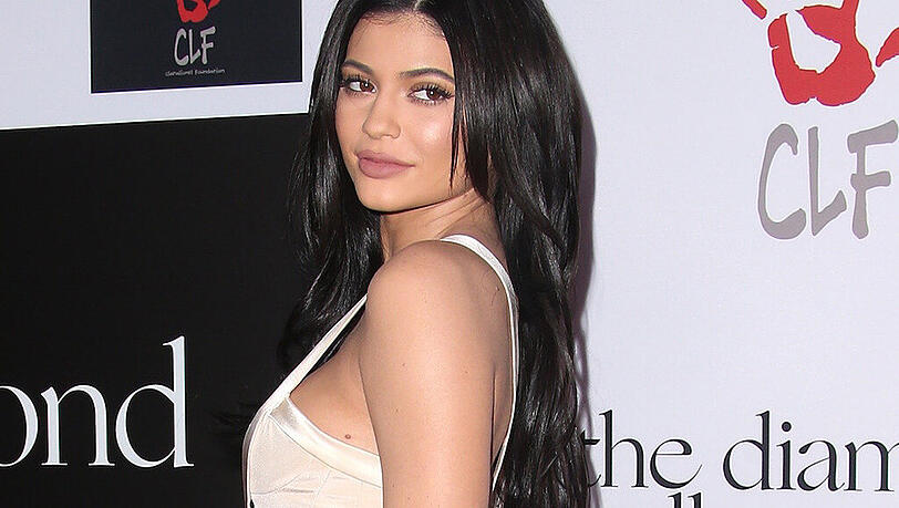 Mit der Ombré Technik schminkt Kylie Jenner ihre Lippen. Mit der Ombré Technik schminkt Kylie Jenner ihre Lippen.