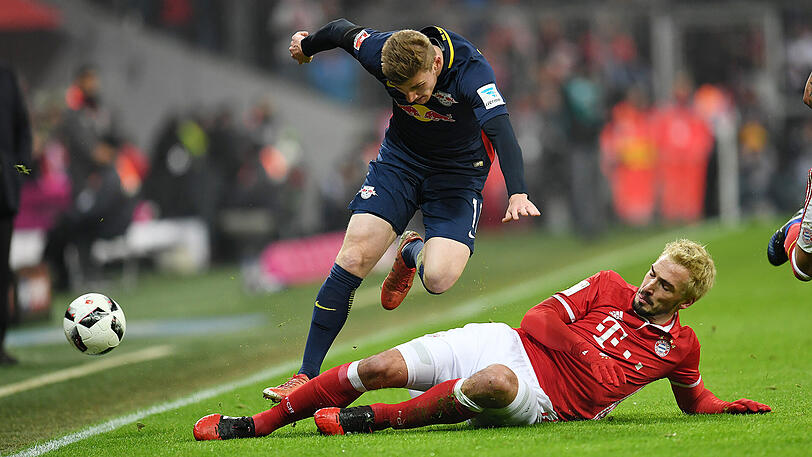 Mats Hummels (r.) im Zweikampf mit Timo Werner.