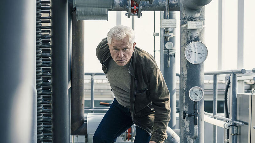 "Tatort: KI": Kommissar Batic (Miroslav Nemec) verfolgt auf dem Dach des Rechenzentrums einen Verdächtigen