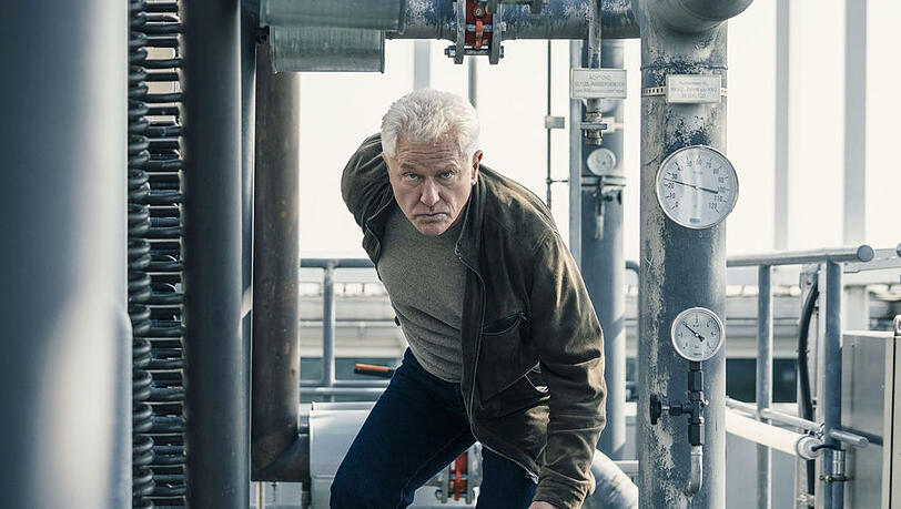 "Tatort: KI": Kommissar Batic (Miroslav Nemec) verfolgt auf dem Dach des Rechenzentrums einen Verdächtigen "Tatort: KI": Kommissar Batic (Miroslav Nemec) verfolgt auf dem Dach des Rechenzentrums einen Verdächtigen