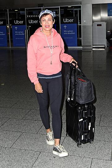 Schauspielerin Sonja Kirchberger auf dem Flughafen Frankfurt am Main