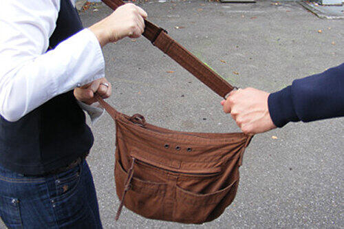 Am Hauptbahnhof haben zwei Männer versucht, einer 22-Jährigen die Handtasche zu entreißen. (Symbolbild)