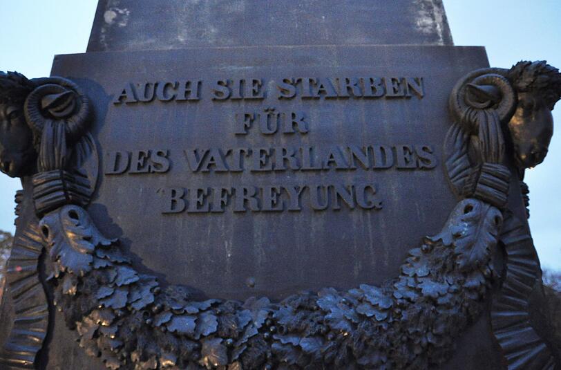 Mehr als 30.000 bayerische Soldaten kamen auf Napoleons Russlandfeldzug ums Leben. Ludwig I. setzte ihnen ein Denkmal und verklärte mit der Inschrift die Geschichte.