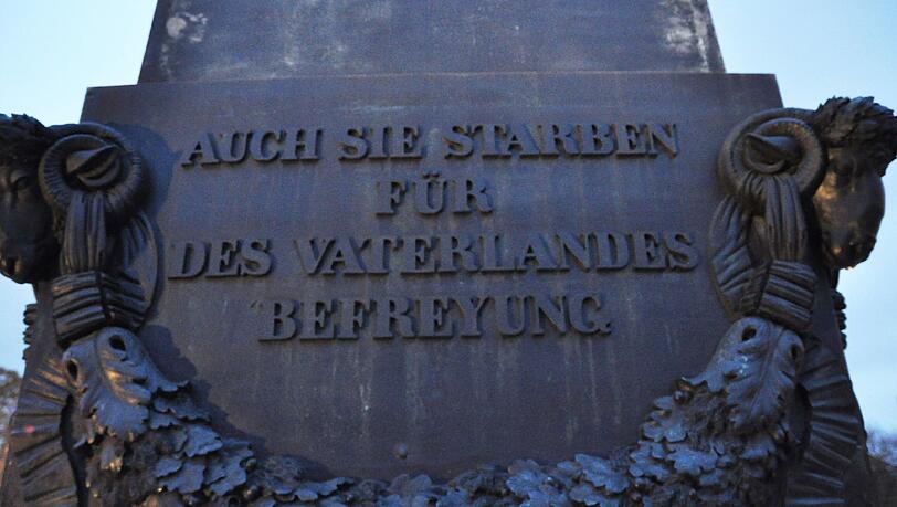 Mehr als 30.000 bayerische Soldaten kamen auf Napoleons Russlandfeldzug ums Leben. Ludwig I. setzte ihnen ein Denkmal und verklärte mit der Inschrift die Geschichte. Mehr als 30.000 bayerische Soldaten kamen auf Napoleons Russlandfeldzug ums Leben. Ludwig I. setzte ihnen ein Denkmal und verklärte mit der Inschrift die Geschichte.