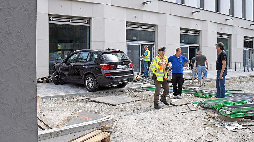 Vermutlich aus gesundheitlichen Gründen verlor ein BMW-Fahrer die Kontrolle über seinen X3 und krachte in eine Baustelle. Die Bilder.