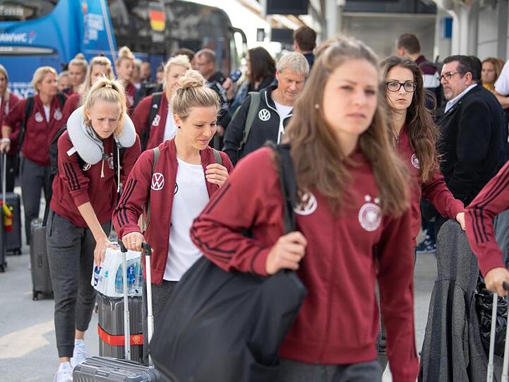 Mit dem TGV reist das deutsche Frauen-Nationalteam von Rennes nach Valenciennes.
