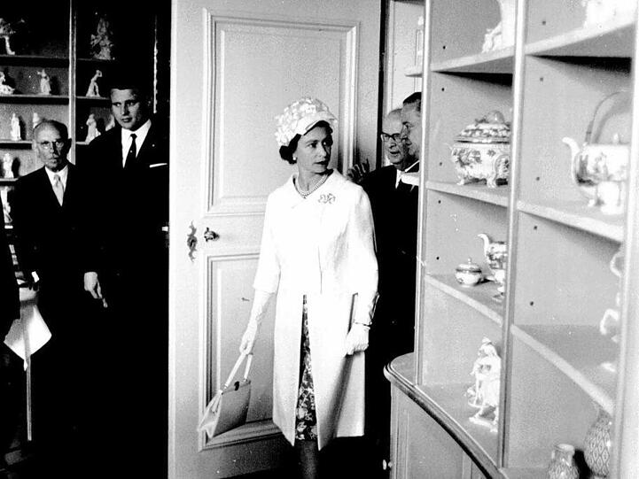 Hoher Besuch: Königin Elizabeth II. in der Manufaktur 1965.