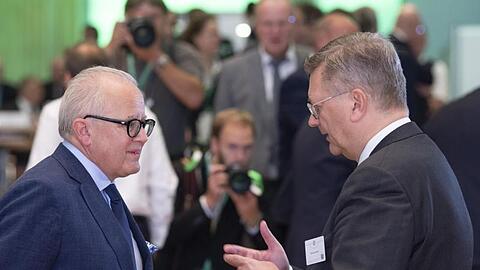 Fritz Keller (l) im Gespräch mit Reinhard Grindel (r).