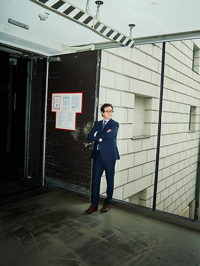 Serge Dorny wurde 1962 in Wevelgem, Belgien geboren. Er kam 1983 nach einem kunstwissenschaftlichen Studium als Dramaturg der Brüsseler Oper ins Team von Gerard Mortier. Danach leitet er das Flandern-Festival und war künstlerischer Leiter des London Philharmonic Orchestra. Ab 2003 war er Intendant der Oper in Lyon.
