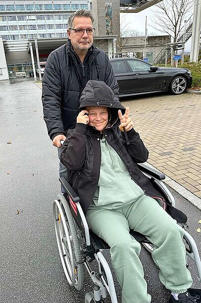 Raus aus der Klinik in Deggendorf: Nicki sitzt zur Sicherheit noch im Rollstuhl und wird von Ehemann Gerhard Schmid abgeholt und nach Hause gebracht. Raus aus der Klinik in Deggendorf: Nicki sitzt zur Sicherheit noch im Rollstuhl und wird von Ehemann Gerhard Schmid abgeholt und nach Hause gebracht.
