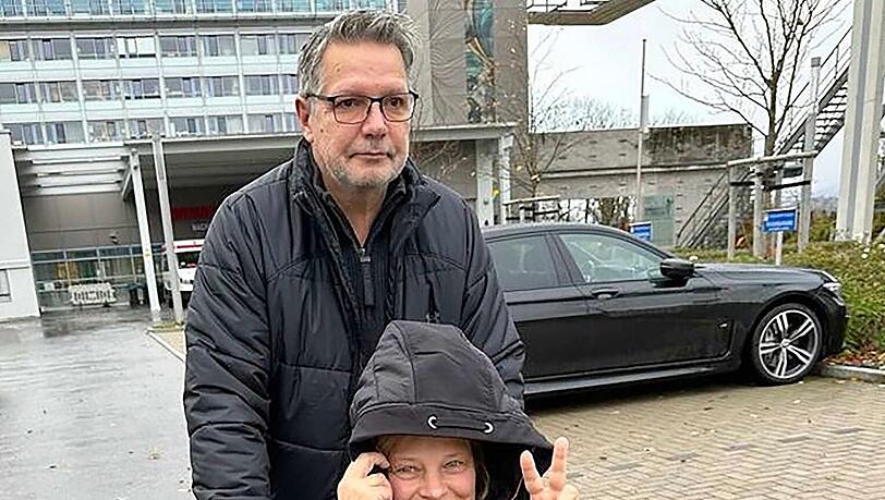 Raus aus der Klinik in Deggendorf: Nicki sitzt zur Sicherheit noch im Rollstuhl und wird von Ehemann Gerhard Schmid abgeholt und nach Hause gebracht.