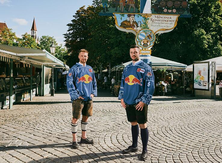 Schick und spaßig: Die EHC-Stars in ihren neuen Wiesen-Trikots unterwegs auf der Theresienwiese und beim Foto-Stopp am Königsplatz. Schick und spaßig: Die EHC-Stars in ihren neuen Wiesen-Trikots unterwegs auf der Theresienwiese und beim Foto-Stopp am Königsplatz.