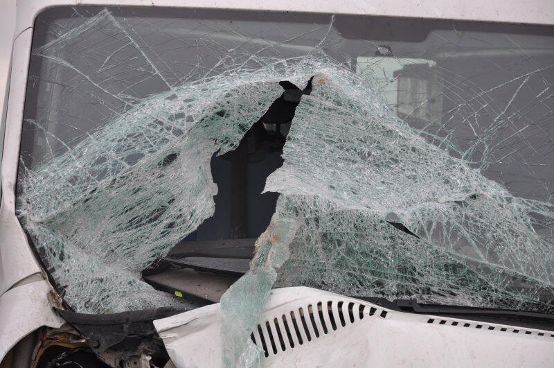 Am Mittwochnachmittag ereignete sich zwischen Erharting und Winhöring ein tödlicher Verkehrsunfall. Ein Radfahrer wurde von einem Kastenwagen frontal erfasst und stirbt noch an der Unfallstelle.
