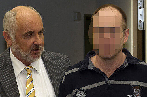 Der Angeklagte Norbert C. wird von Polizisten und Justizmitarbeitern in den Gerichtssaal geführt.