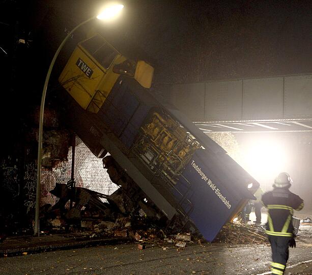 Zwei Männer retteten sich rechtzeitig mit einem Sprung aus der Lok.