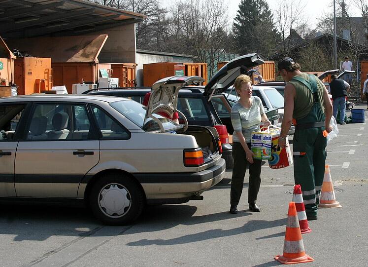 Tina Angerer, AZ-Chefreporterin, über Regimenter, Regeln und Rituale auf den Wertstoffhöfen.