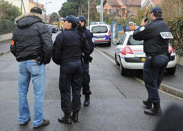 Der mutmaßliche Serienmörder von Toulouse ist nach Angaben von Präsident Nicolas Sarkozy identifiziert. Der schwer bewaffnete Verdächtige hat sich in einem Mehrfamilienhaus verschanzt, dessen Bewohner gegen Mittag evakuiert wurden.