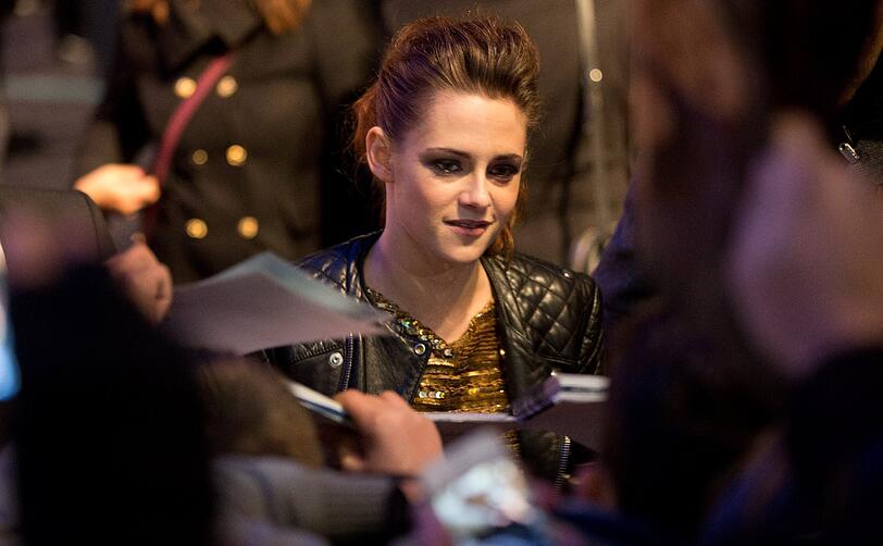 Ausnahmezustand am Freitagabend in Berlin: Bei der Premiere des letzten Teils der Twilight-Saga trafen die Stars Robert Pattinson, Kirsten Stewart, Taylor Lautner und Co. auf jede Menge kreischende und jubelnde Fans. Und zahlreiche Promis wollten sich das Kinoerlebnis ebenfalls nicht entgehen lassen. Sehen Sie hier die Bilder vom roten Teppich und lesen Sie im Text die AZ-Kritik zu "Breaking Dawn 2"...
