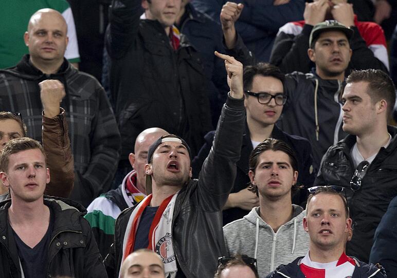 Schwere Ausschreitungen in Rom: Beim Spiel Feyenoord Rotterdam gegen AS Rom drehen Hooligans durch und verwüsten den Bereich um die antike spanische Treppe. Die Bilder...